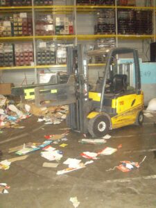 Obrázek znázorňuje nepořádek na pracovišti