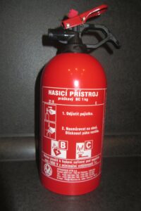 Obrázek ukazuje hasící přístroj.